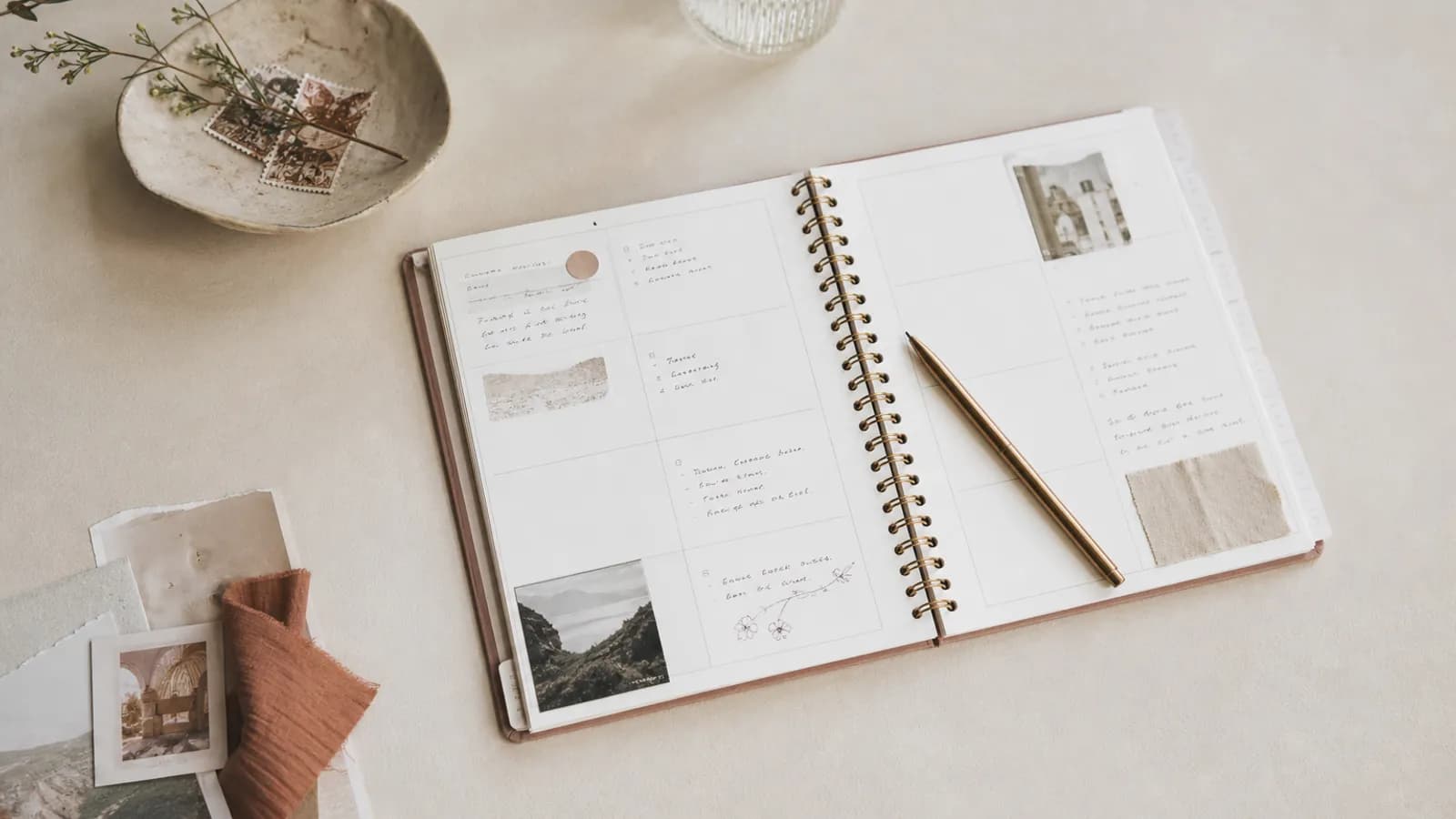 Notizen und ein durchgestrichener Planungsfehler auf einem Hochzeitsplaner mit Stift