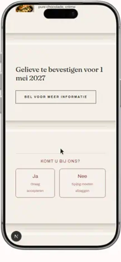 Nederlandse Le Pli-uitnodiging met het RSVP-gedeelte op een telefoon