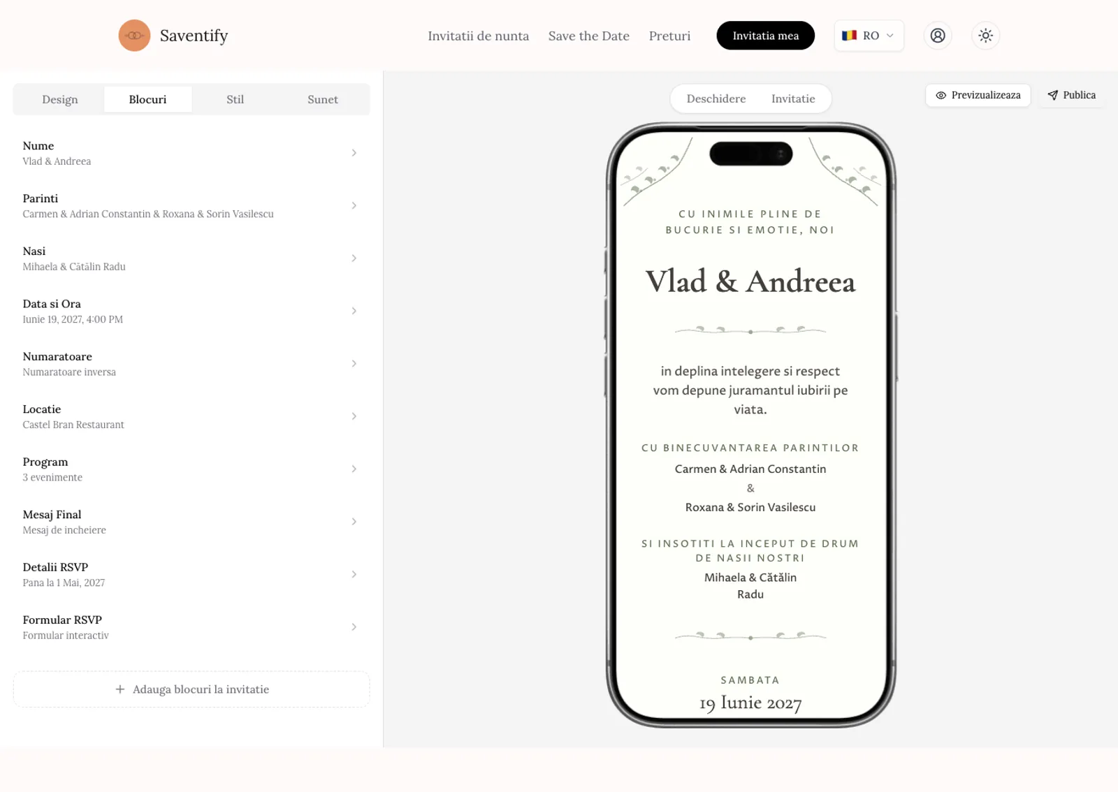 Editorul Saventify cu blocurile invitației: nume, părinți, nași, data și ora, numărătoare, locație, program, mesaj final și RSVP, lângă previzualizarea live pe telefon