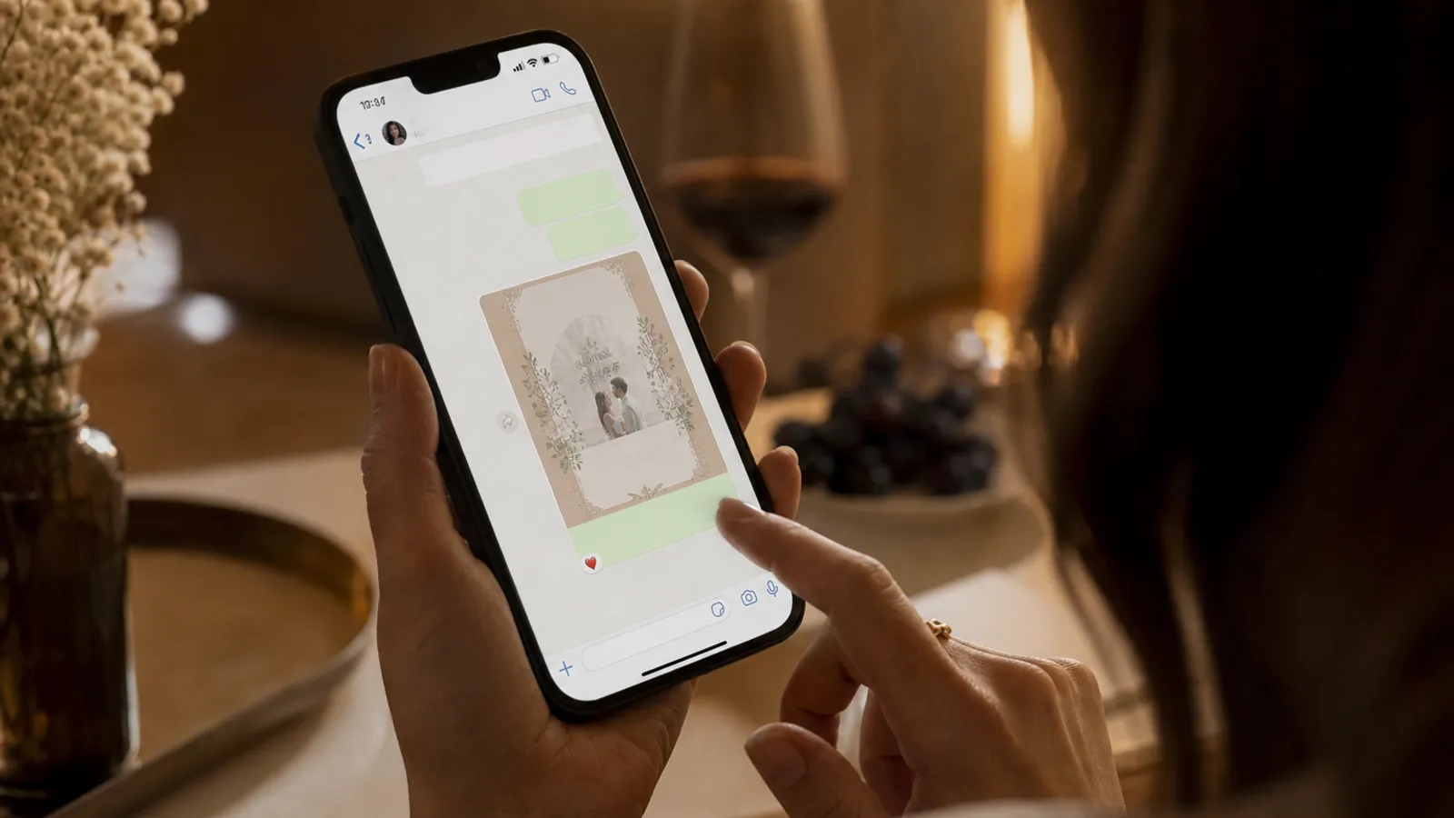 Smartphone mit einem WhatsApp-Chat, in dem eine digitale Hochzeitseinladung als Link geteilt wird