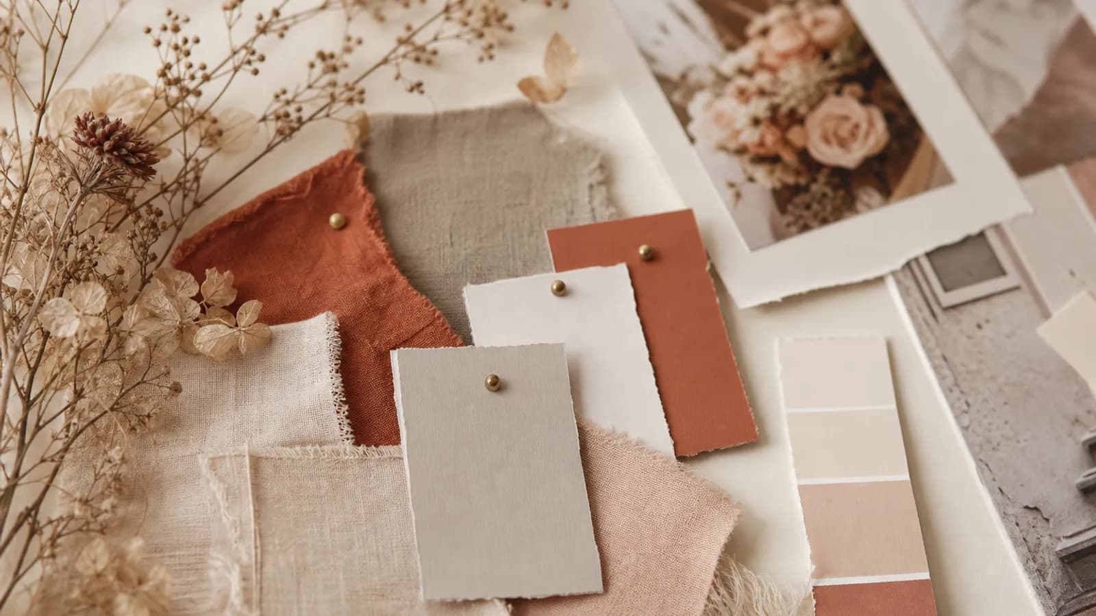 Ein Moodboard mit Stoffmustern, Farbkarten und Blumen fuer ein Hochzeitsmotto
