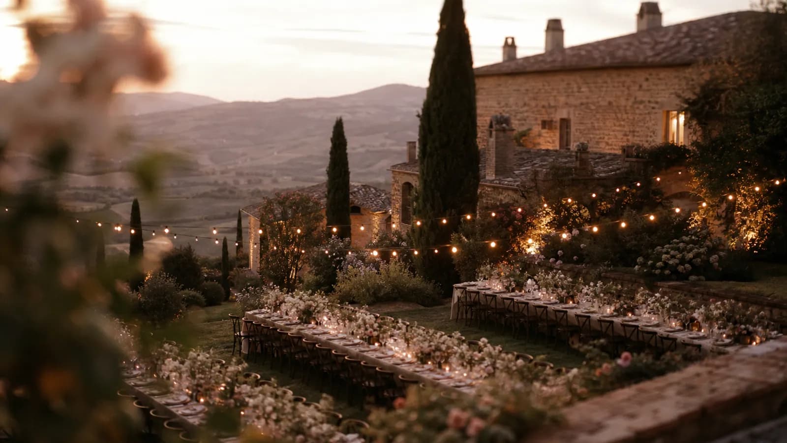 Finca con jardín preparada para una celebración de boda al atardecer