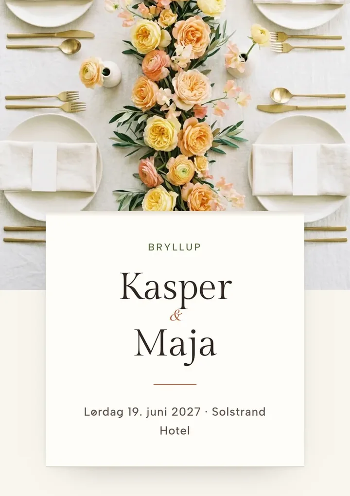 Norsk mobilvisning av Long Table-malen: et langbord med ferskenfargede og gule roser over et kort med navnene Kasper og Maja, lørdag 19. juni 2027 og Solstrand Hotel