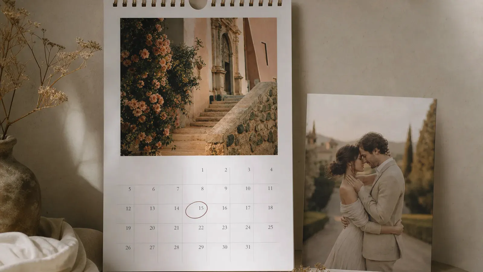 Calendar de perete cu o dată de nuntă încercuită și o invitație digitală alături