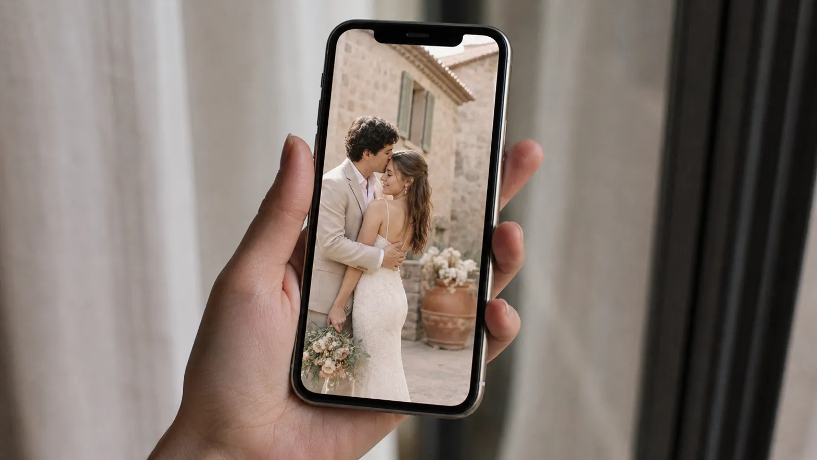Save the date digital pe un telefon, cu data nuntii si numele mirilor
